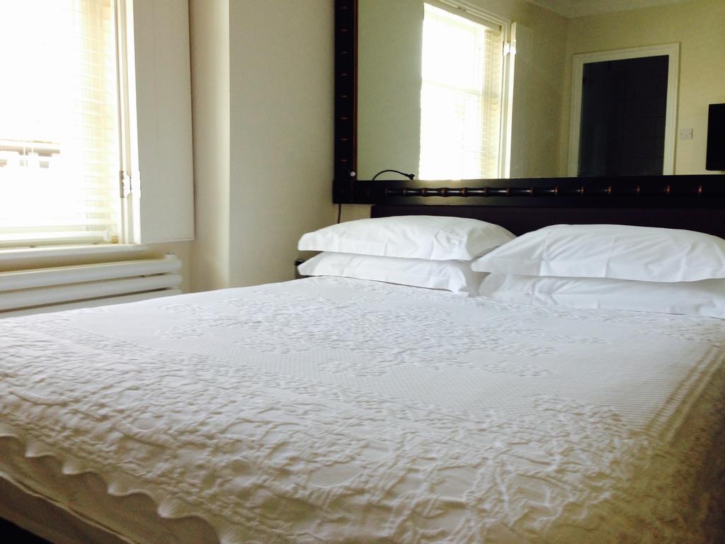 The Bell Inn Hotel Horndon-on-the-Hill Zimmer foto