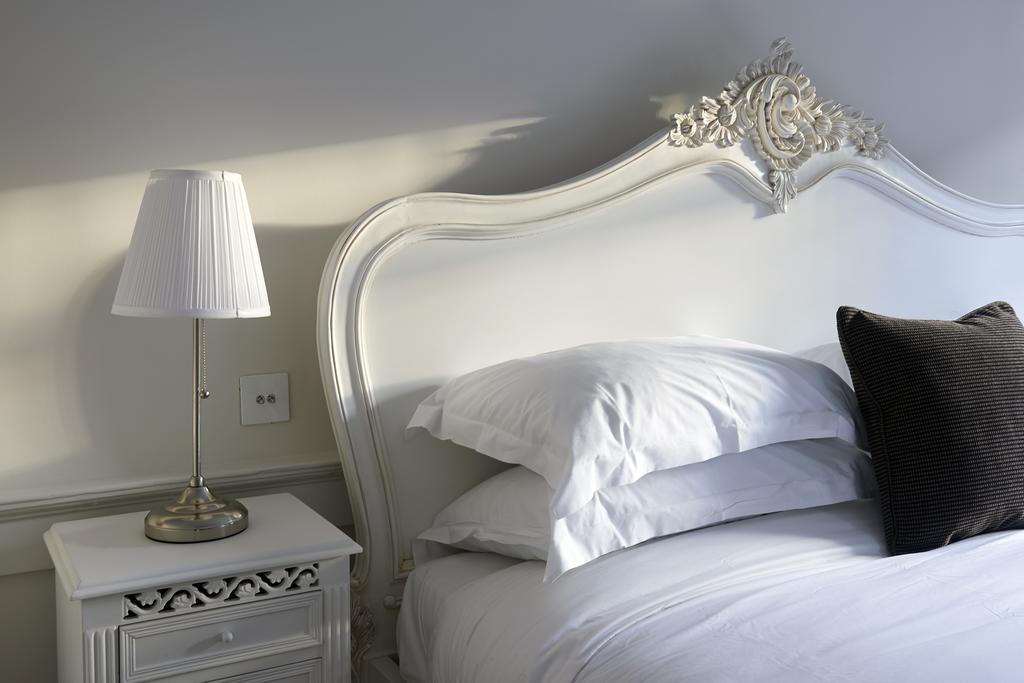 The Bell Inn Hotel Horndon-on-the-Hill Zimmer foto